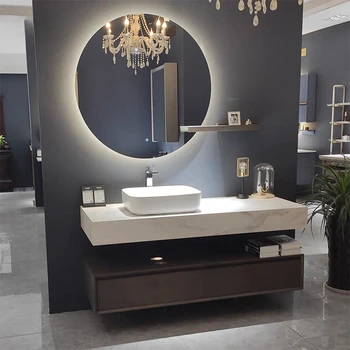 Современный роскошный шкаф для ванной комнаты с каменной плитой, умывальником из массива дерева, совмещенным настенным умывальником и раковиной. Изображение