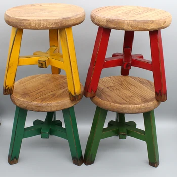 Красочный круглый табурет, недавно изготовленный табурет из восстановленного дерева, небольшой приставной столик Изображение